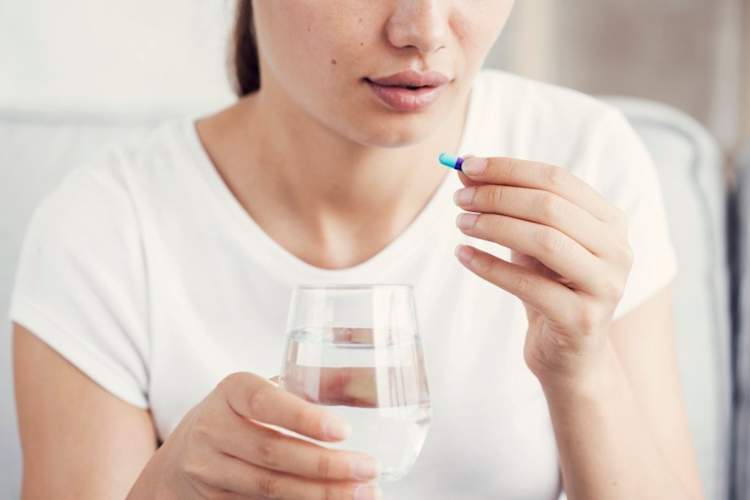 年轻女性服药