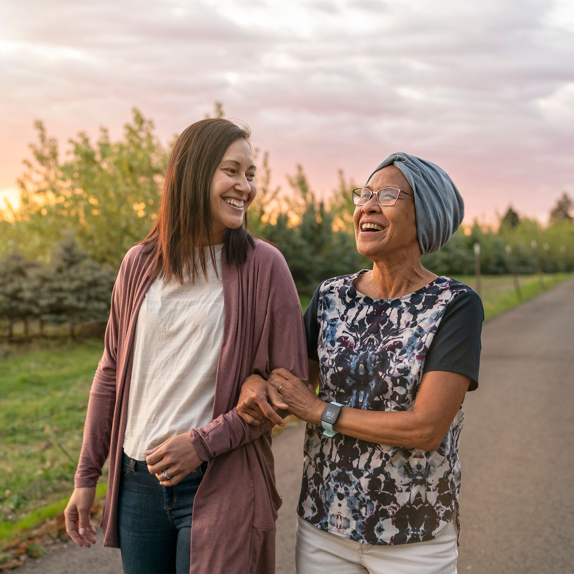 一对母女走在外面