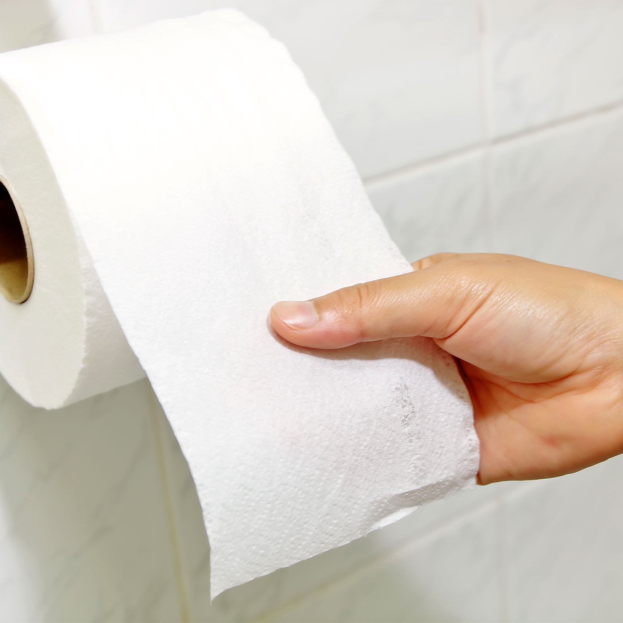 一个女人拥有厕纸