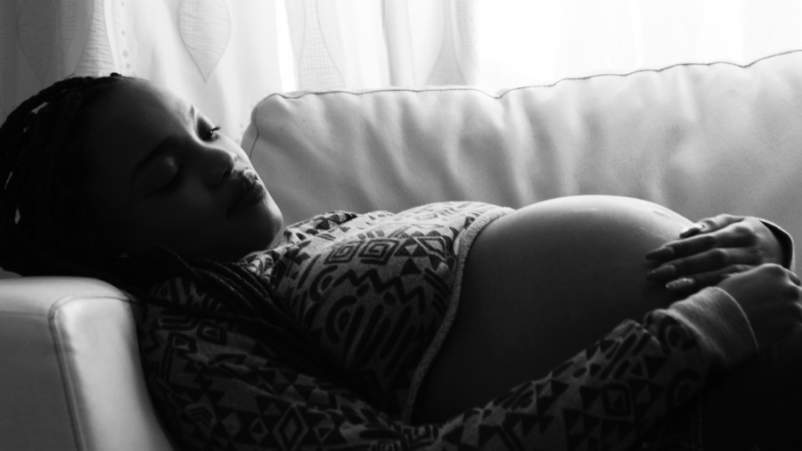 孕妇在沙发上的黑白铺设