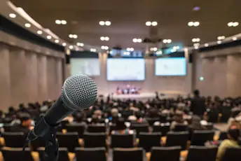 背景是会议厅的麦克风。