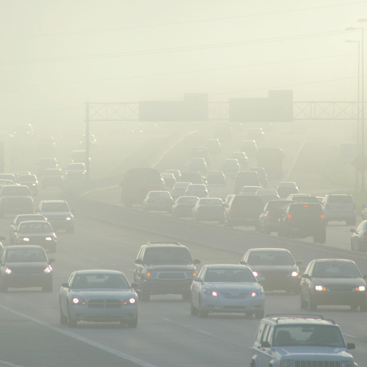 一个视图的汽车在公路上开车穿过烟雾