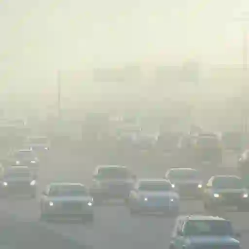 一个视图的汽车在公路上开车穿过烟雾