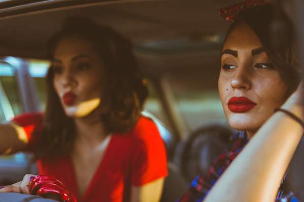 两个女人在车上,一个看着其他