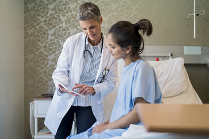 医生显示在平板电脑上的病人信息。