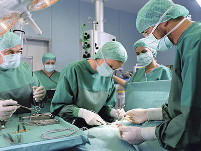 给病人做手术的外科小组。