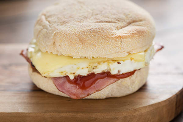 早餐松饼配鸡蛋和培根。