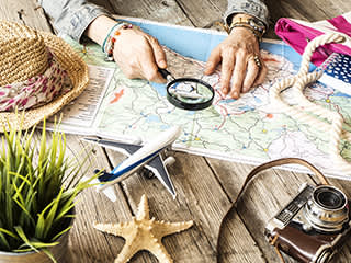 一个女人与一个地图，规划旅行。