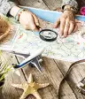 一个女人用地图，计划旅行。