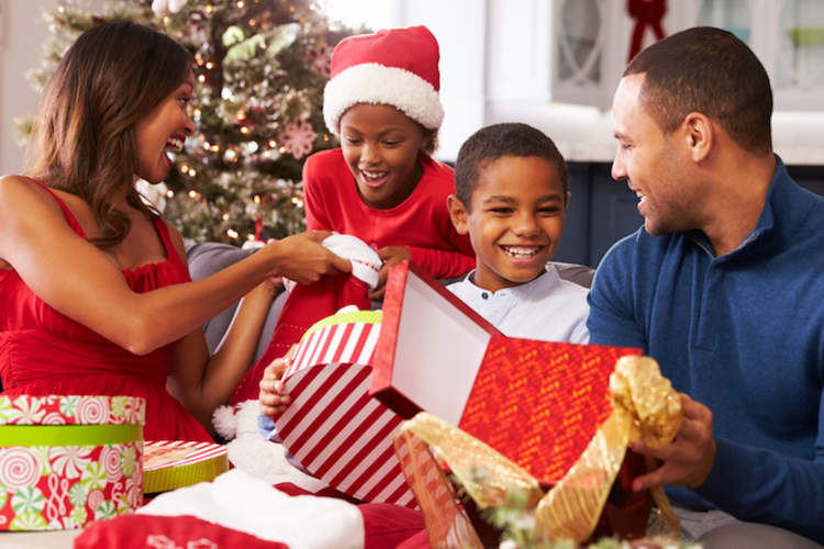 父母和孩子一起打开圣诞礼物。