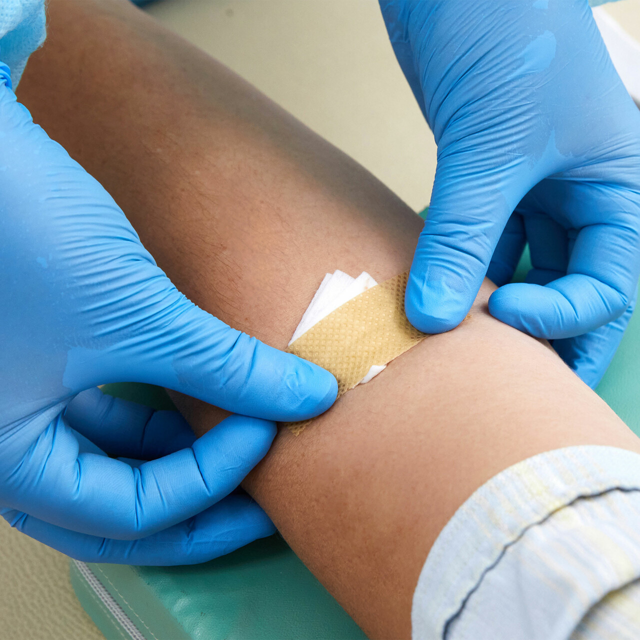 特写绷带血液测试后被应用