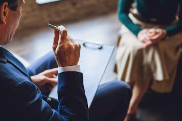 病人与治疗师交谈。