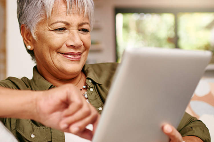 女子浏览约会网站