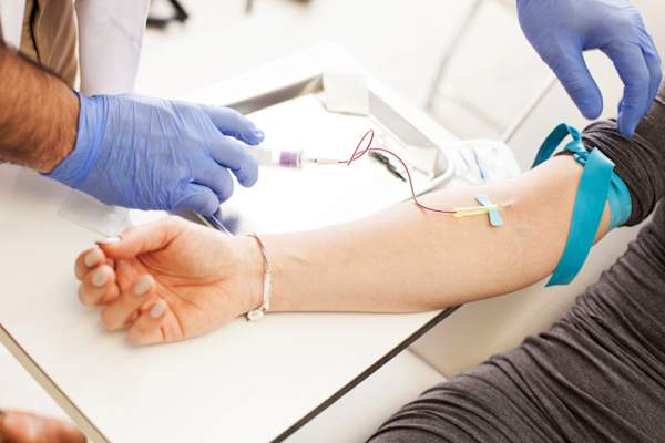 女子让血液测试