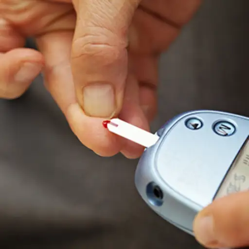 糖尿病患者检查他们的血糖。