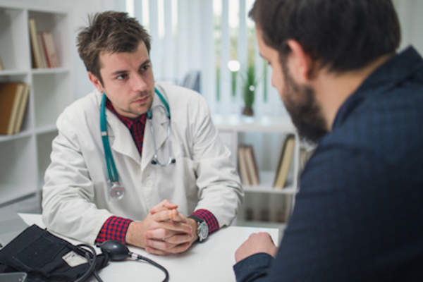 医生与病人谈论要去影响生育的健康问题。