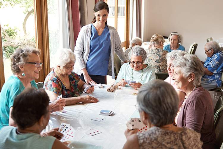 老年人打牌养老院。