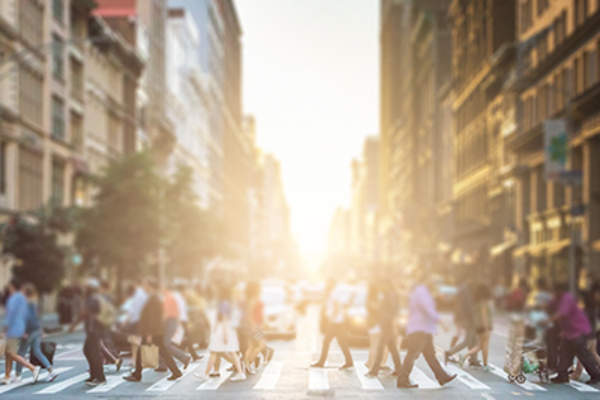 阳光下拥挤的城市街道。