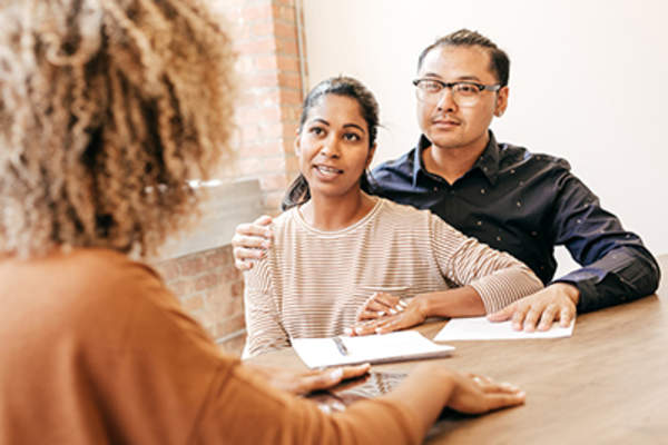 夫妇与医生讨论生育问题。