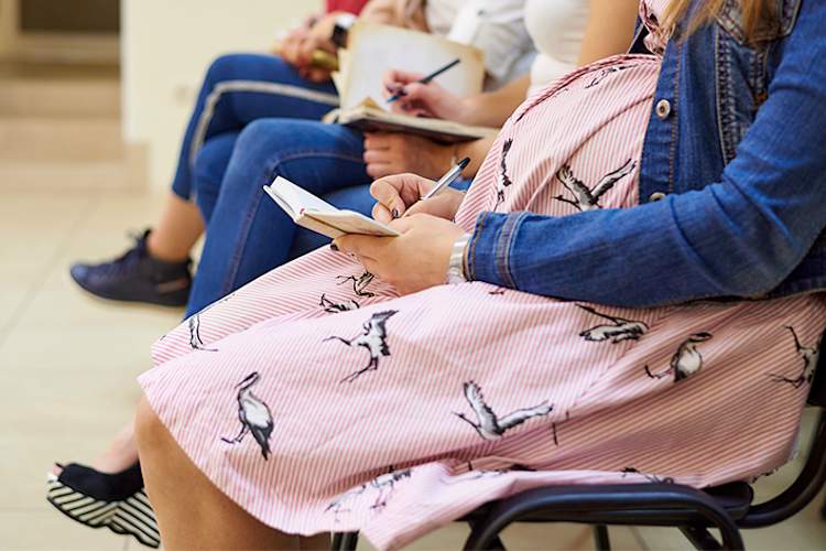 分娩班的妇女。