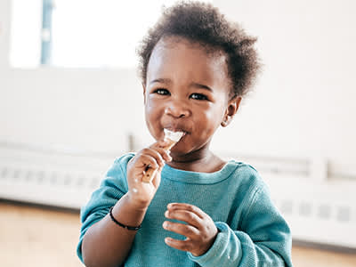 快乐的孩子吃酸奶。