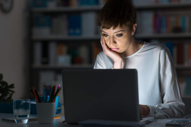 计算机研发性病和性传播疾病的女人