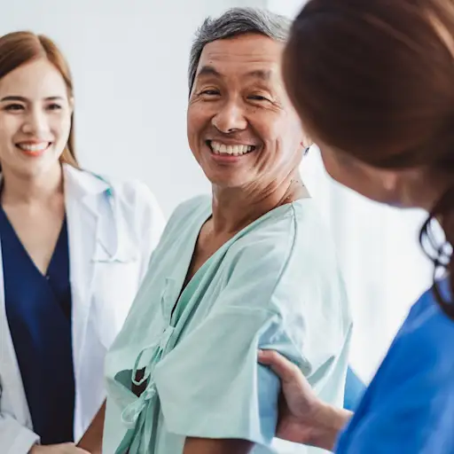 医生,护士和病人说话和微笑