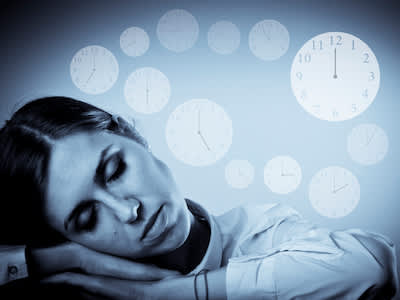 昼夜节律概念，时钟在睡觉的女人周围旋转。