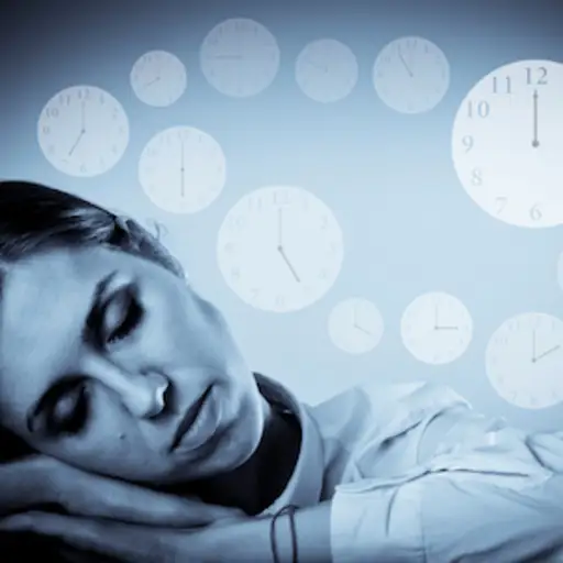 昼夜节律概念，时钟绕着睡觉的女人转。