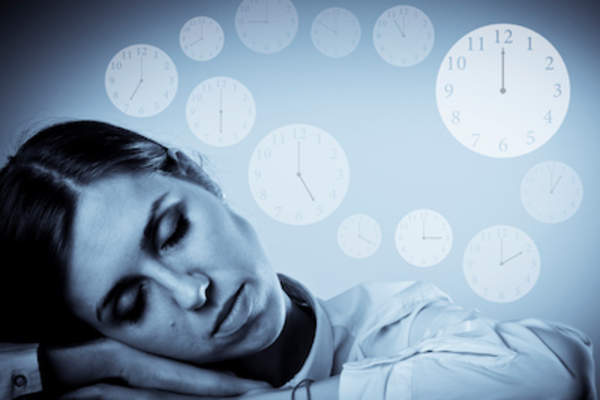 昼夜节律概念,时钟在睡觉的女人周围旋转。