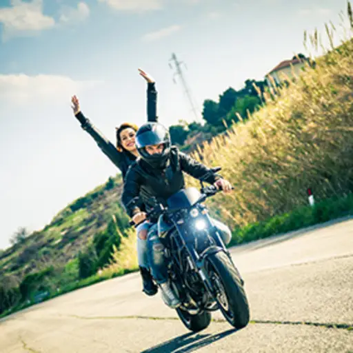 一对骑摩托车的夫妇。