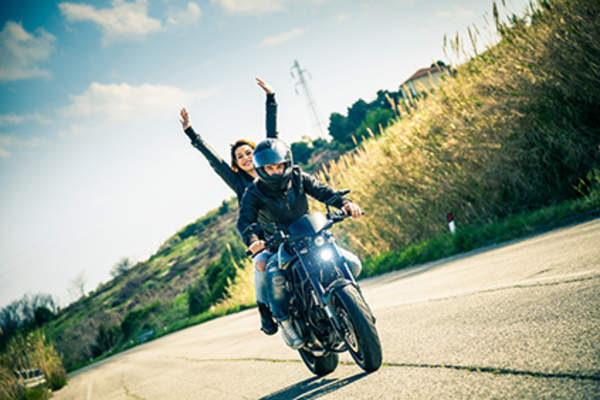 一对骑摩托车的情侣。