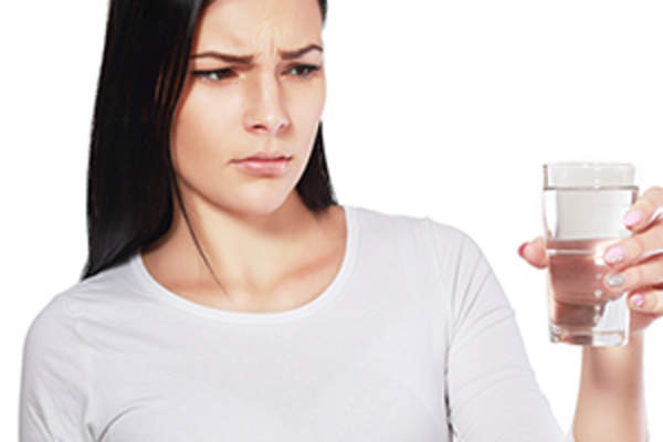 女人望着一杯水