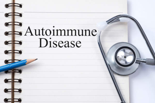 自身免疫性疾病的概念,听诊器和记事本。
