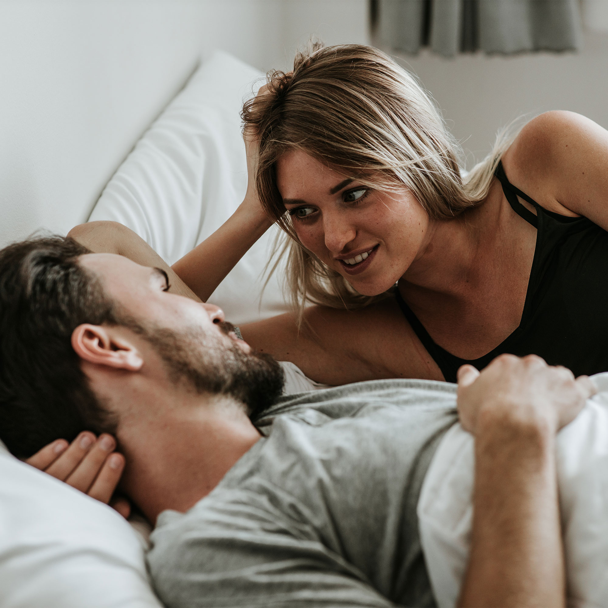 情侣在床上聊天