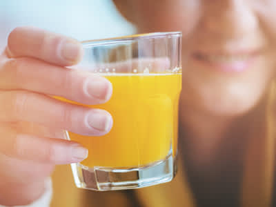一杯橙汁。