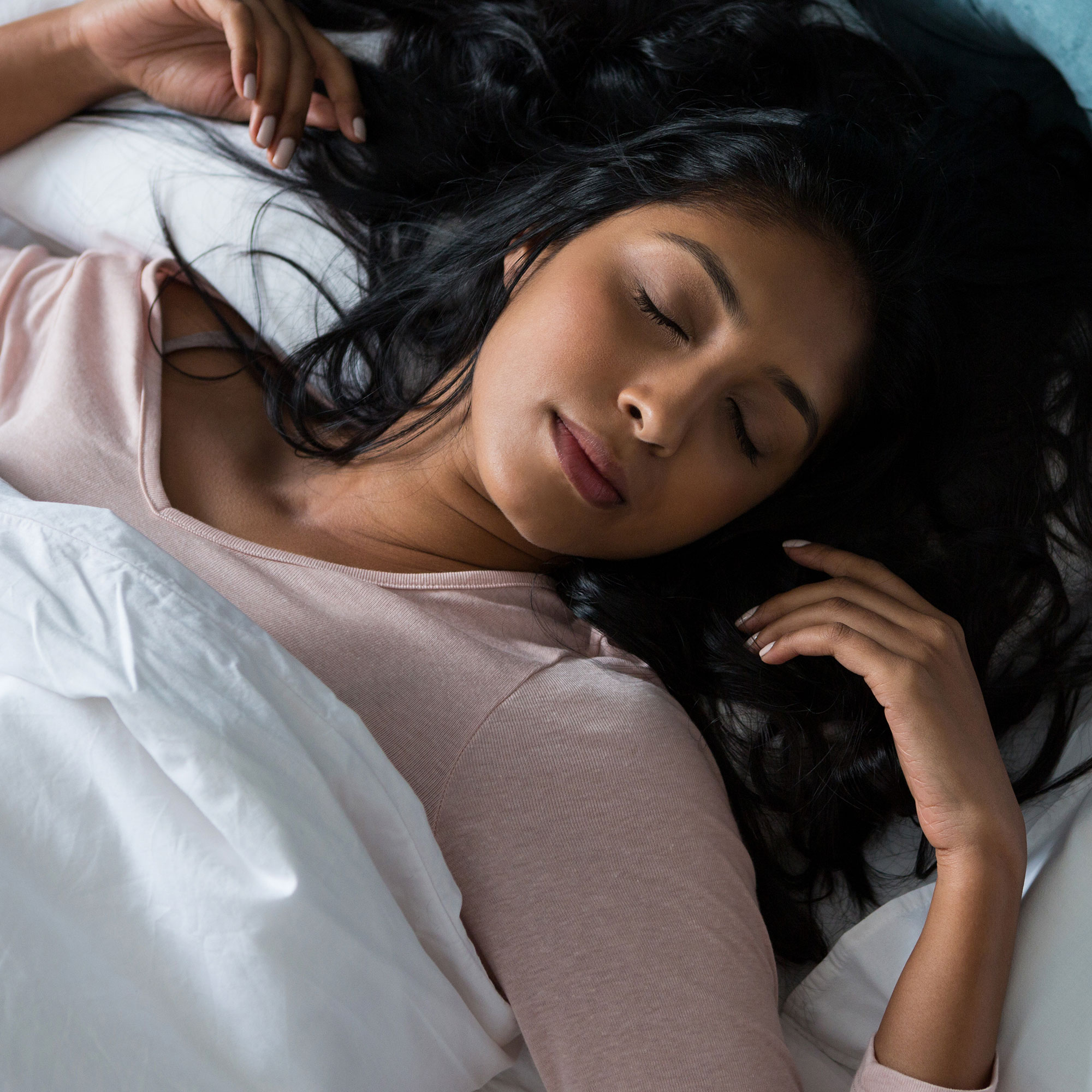 一个女人和平睡在床上