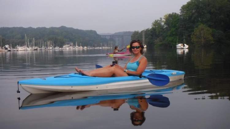 罗莉·安·金正在享受划独木舟的快乐时光。