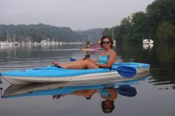 洛莉·安·金在玩皮划艇。