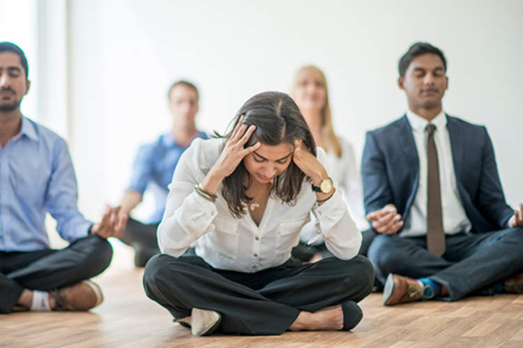 在冥想课的人,一个女人感到沮丧。