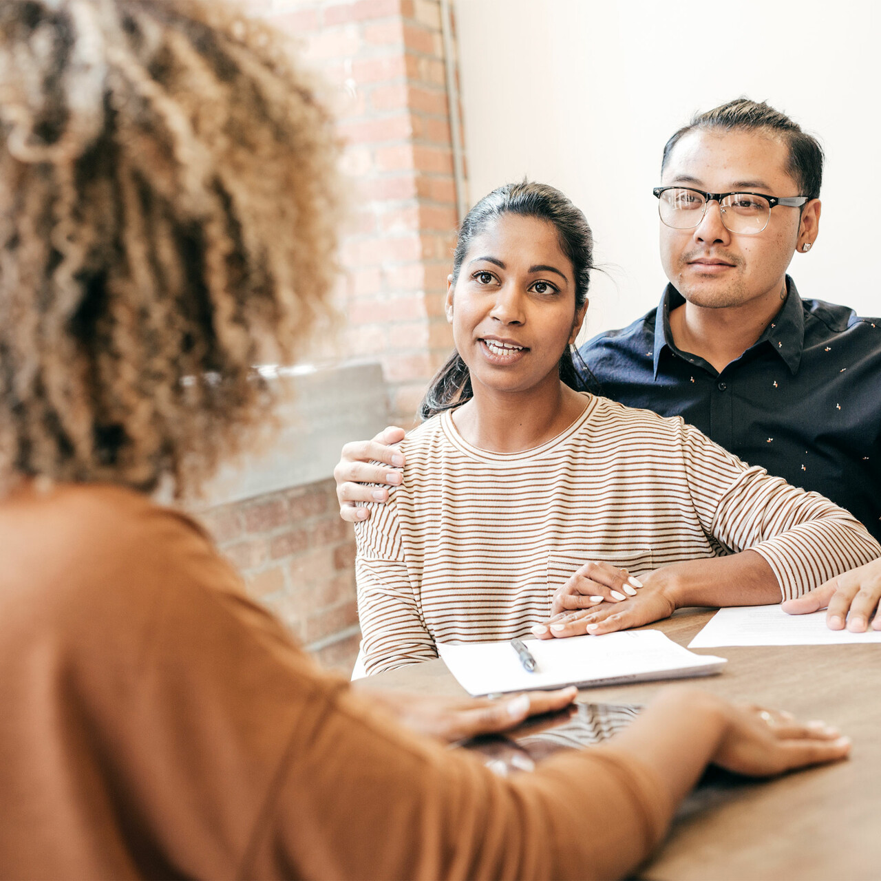 治疗师向一对夫妇咨询