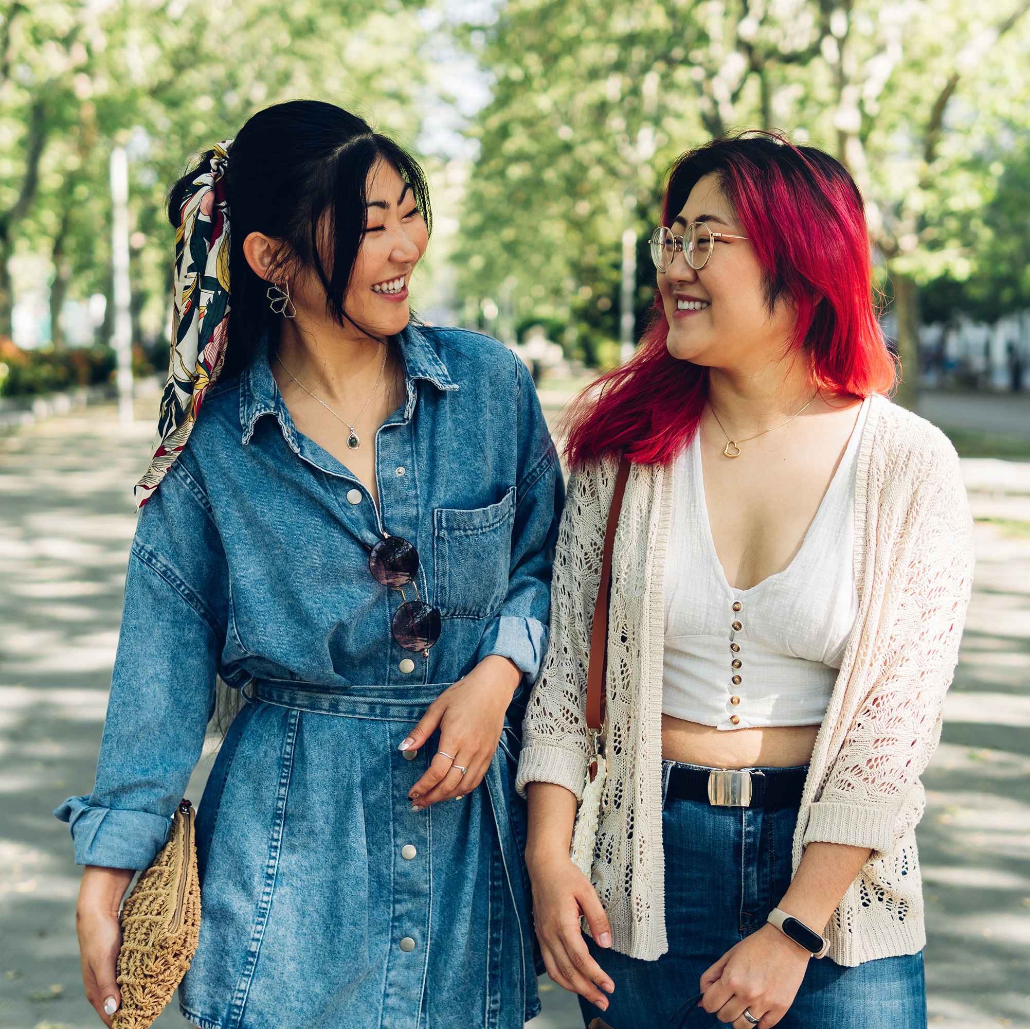 年轻的女性朋友在公园走路和说话