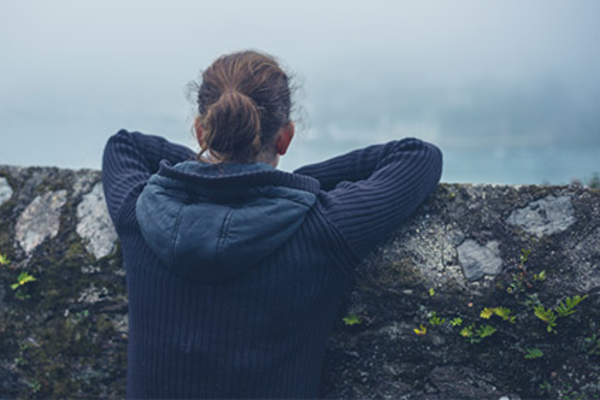 女人寻找出了在寒冷的天气雾。
