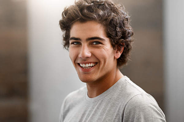 快乐的人微笑。