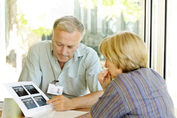 向病人解释癌症扫描