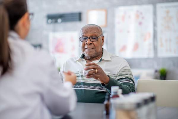 老人带着医生看药瓶