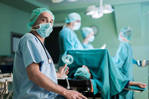 麻醉师在手术过程中手术室。