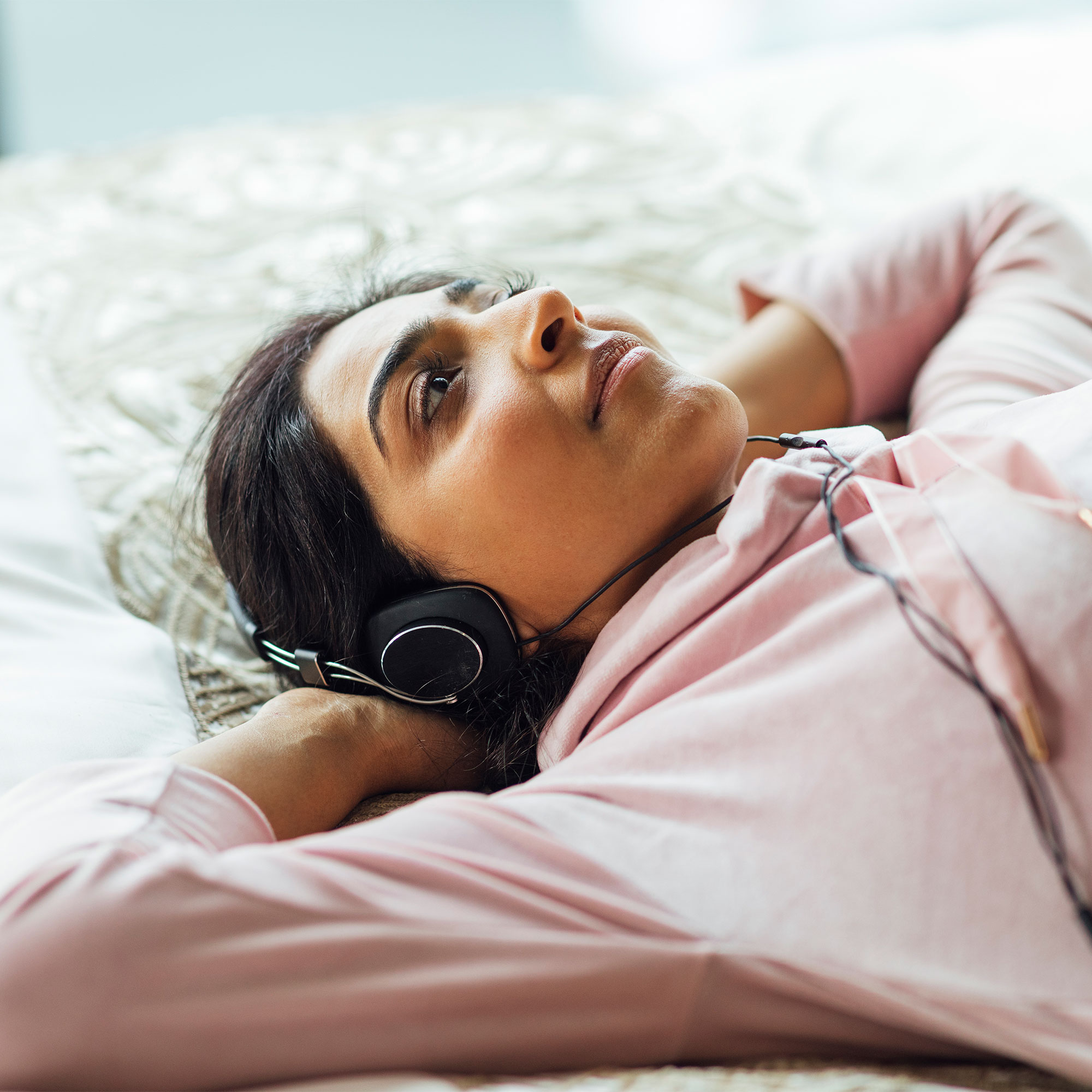 一个戴着耳机的女人放下