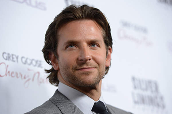 演员布拉德利•库珀(Bradley Cooper)在美国电影艺术与科学学院(Academy of Motion Picture Arts and Sciences)参加了温斯坦公司(Weinstein Company)的《银线剧本》(Silver Linings Playbook)的放映。