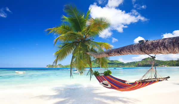 有吊床的美丽岛屿海滩。